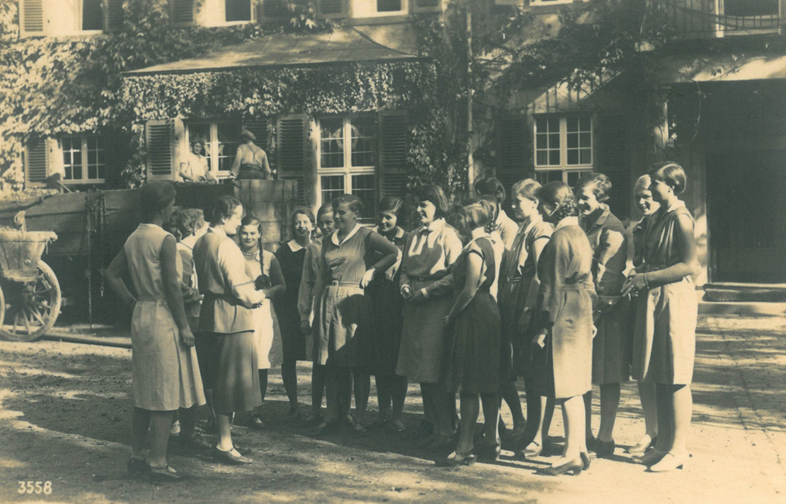Elisabeth von Thadden mit einer Schülerinnengruppe vor dem Schloss